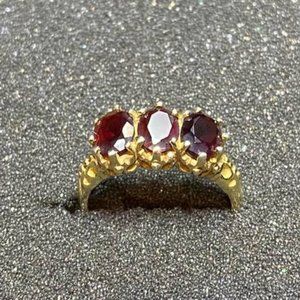 Gorgeous red garnet 3-large stone yellow gold ring